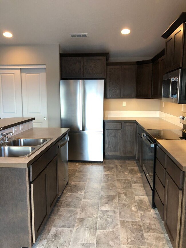 Building Photo - New Edgewood Home in Sagecrest Development!