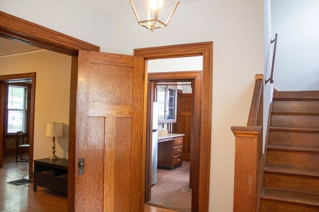 Building Photo - AVAILABLE FOR AUGUST 2026!  Large house near KRANNERT!