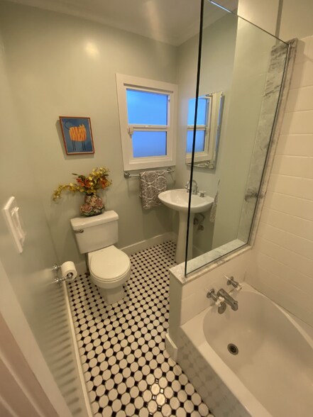 Building Photo - 246 Ashland Ave