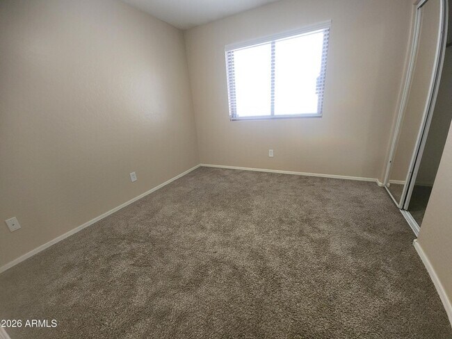 Building Photo - 5511 S 15th Way