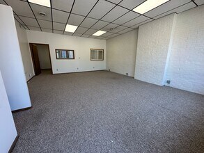 Building Photo - First Floor Commercial Space in Perfect Oakland Location Right on Boulevard of the Allies! CALL T...