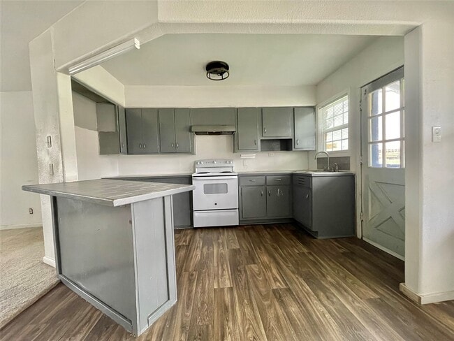 Building Photo - 1754 W 6th St