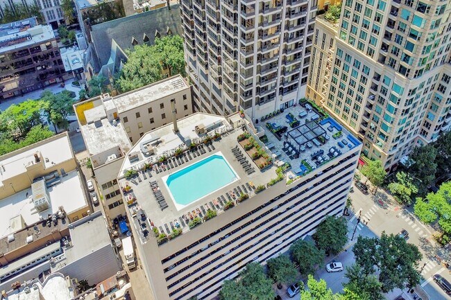 Building Photo - 30 E Huron St