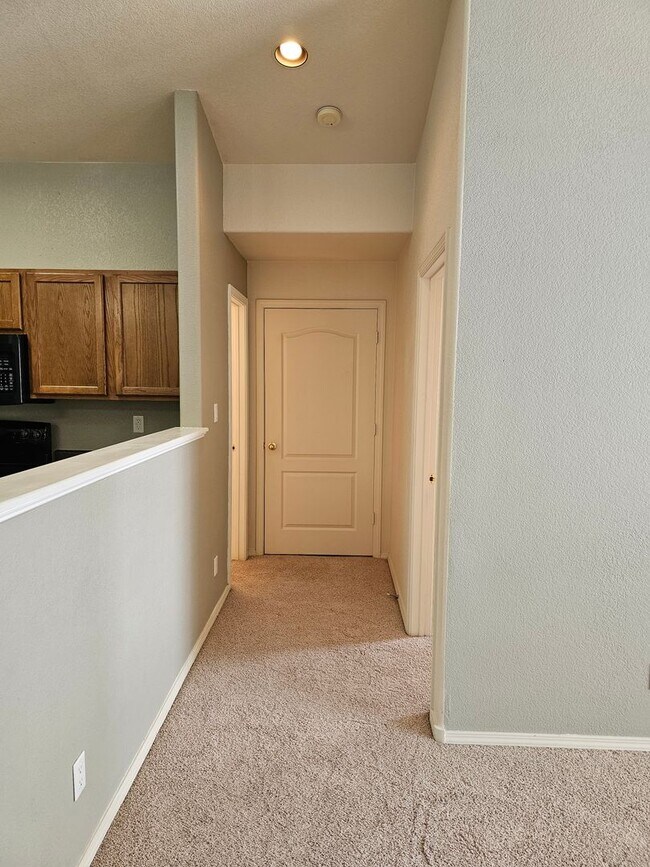 Building Photo - Gated Community available NOW!