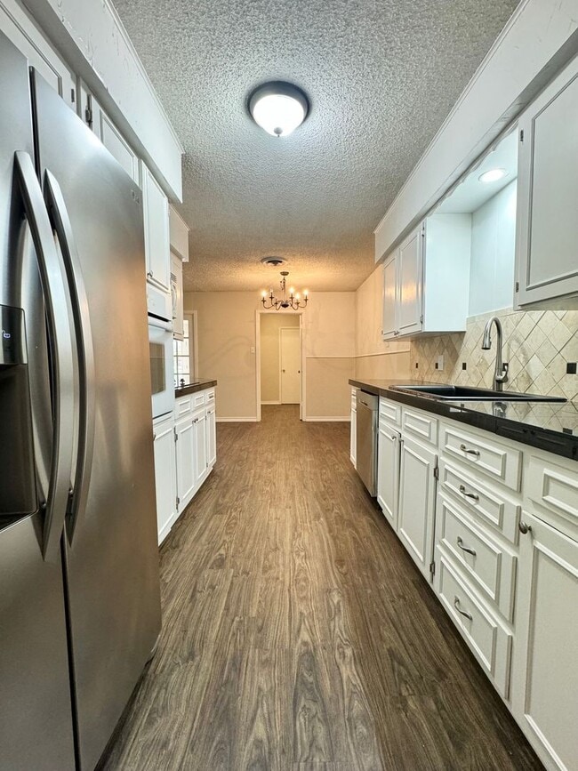Building Photo - Coming Available June 2025 - 3-Bedroom Hom...