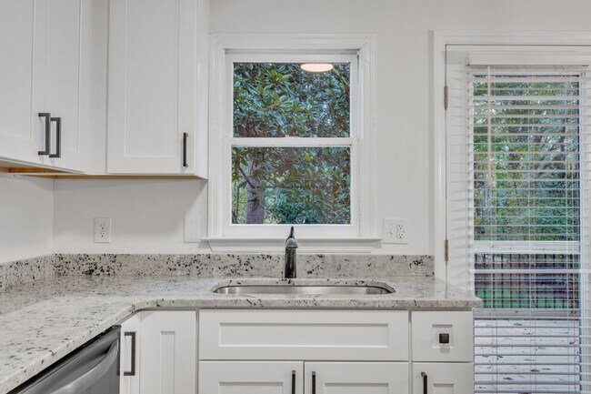 Building Photo - Fully Renovated Townhome - Downtown Wake Forest!