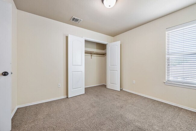 Building Photo - Available Now! Nice 3 Bedroom, 2.5 Bath Duplex located in New Braunfels!