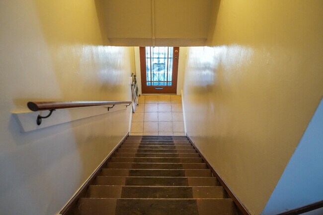 Building Photo - 1353 W 49th St
