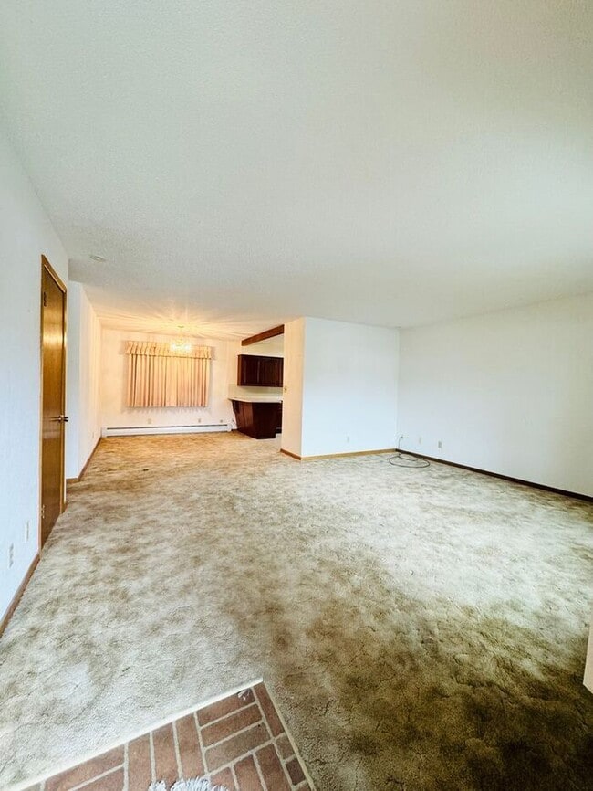 Building Photo - 4 Bedroom - 2 Bath Ranch Style Home with 2...