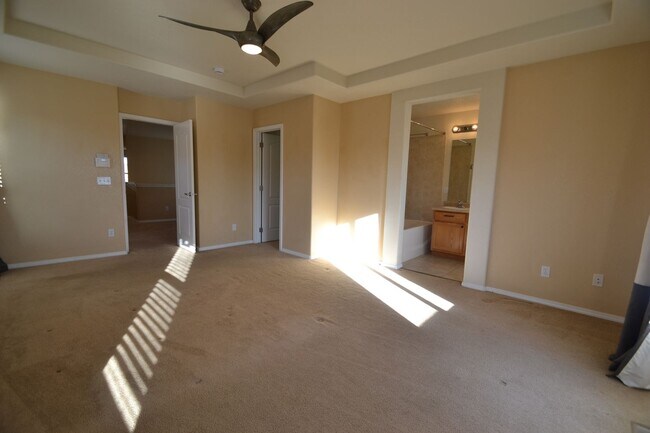 Building Photo - Beautiful 4 Bedroom Home Available Now!