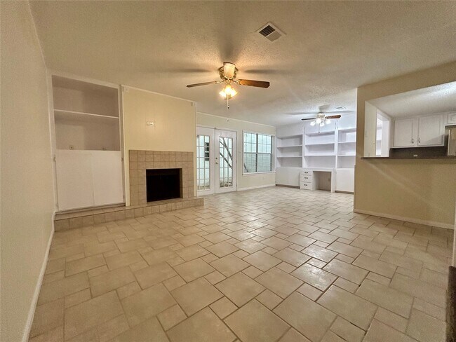 Building Photo - 2456 Country Club Dr