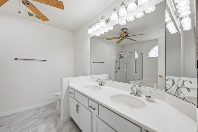 Building Photo - Exquisite 5-bed, 3-bath home w/ spacious 3-car garage offers luxurious living & effortless entert...