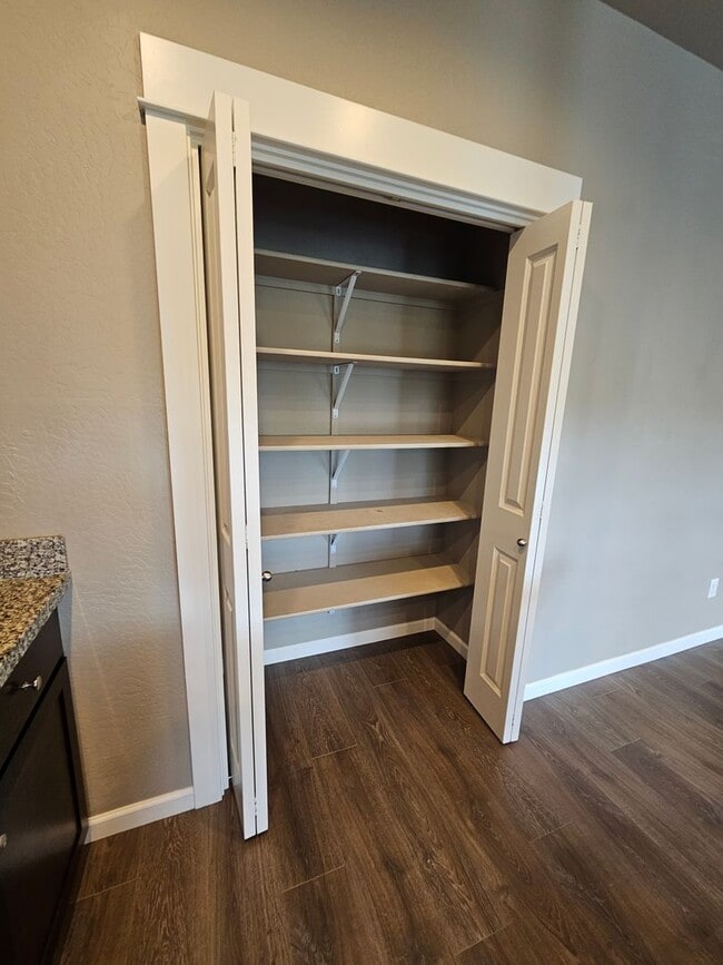 Building Photo - Beautiful Townhome in East Medford