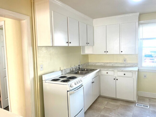 Building Photo - Sunny and Charming Beach Apartment For Rent!