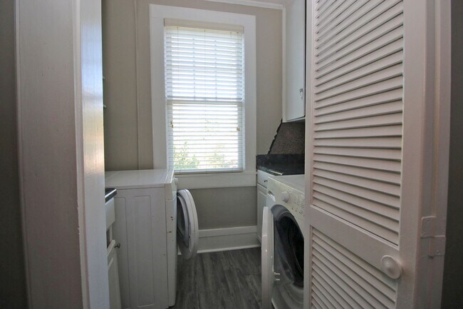 Building Photo - Pre-leasing for 2026-2027 Charming 3 Bed /...