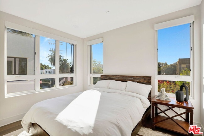 Building Photo - 1414 1/2 N Stanley Ave