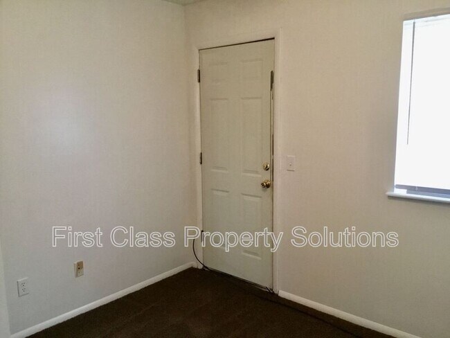Building Photo - 1104 N Carol Ln