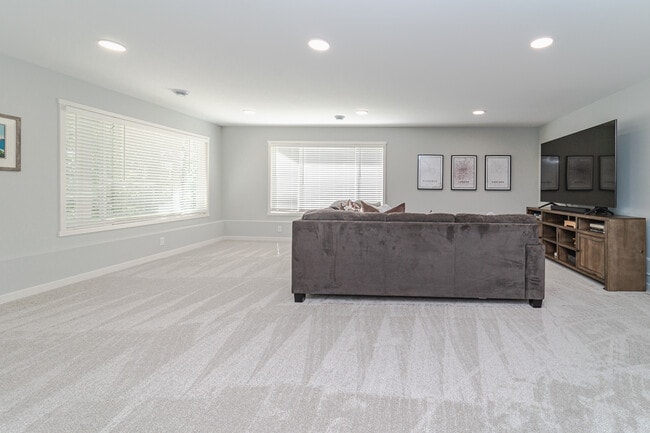 Building Photo - 5070 Ranchview Ln N