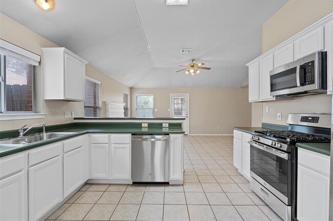 Building Photo - 1404 River Oak Dr