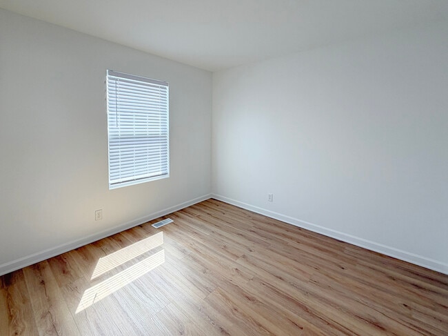 Building Photo - 651 Olive Ln