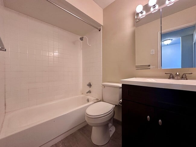 Building Photo - Charming 2-Bedroom Townhome in Sullivan's ...