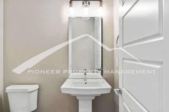 Building Photo - Fantastic Townhome with A Roof Top Patio, Attached Garage, and Central AC!