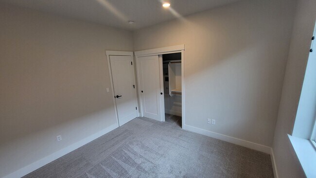 Building Photo - 4 BR/2.5 BA Single-Level home at Trailside