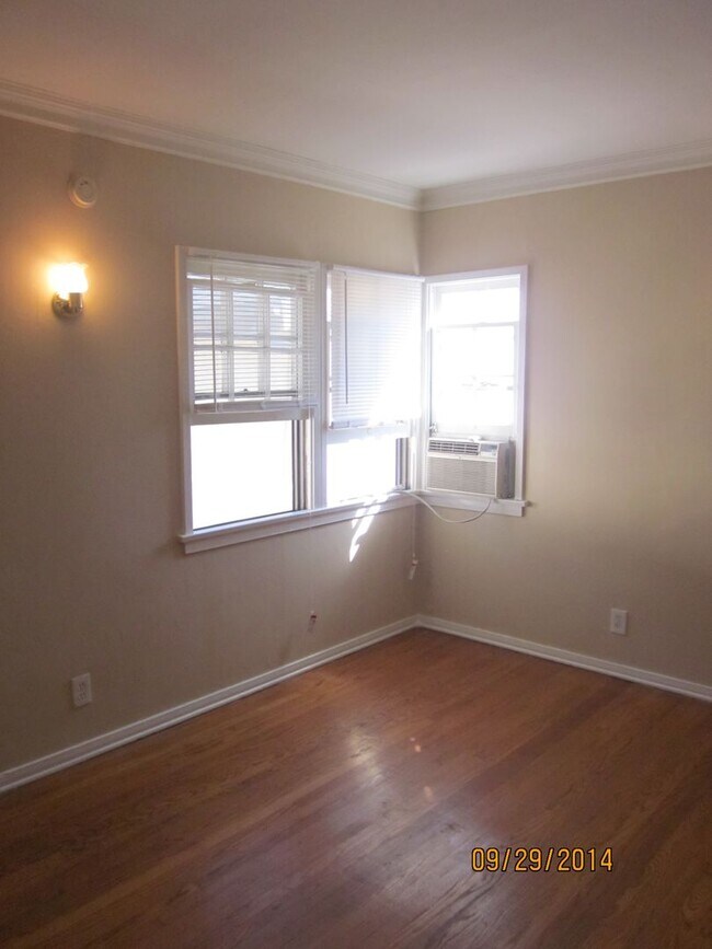 Building Photo - 624