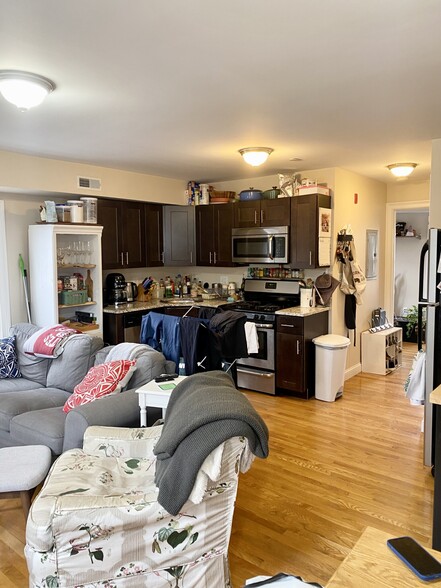 Building Photo - 171 Thorndike St