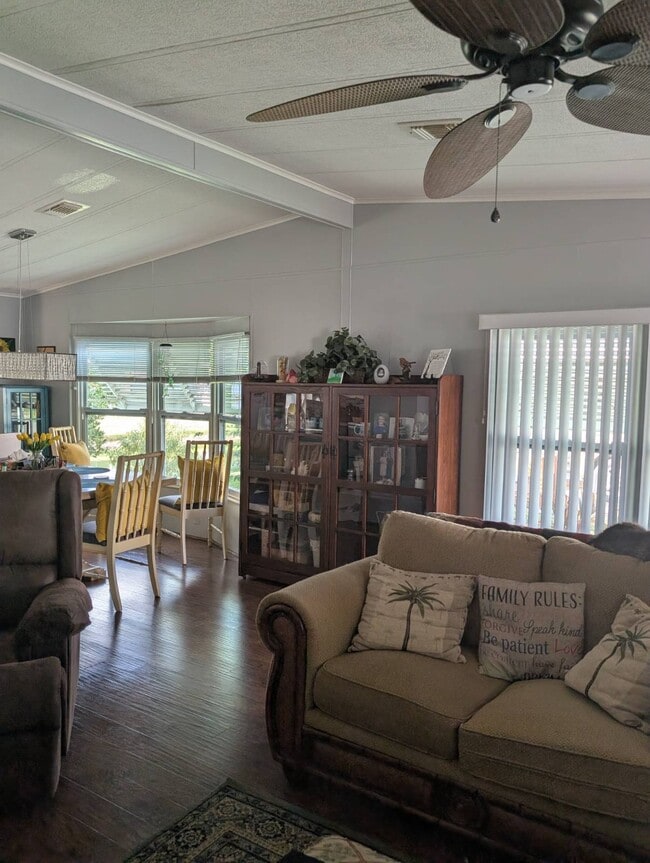 Building Photo - 280 Country Club Dr