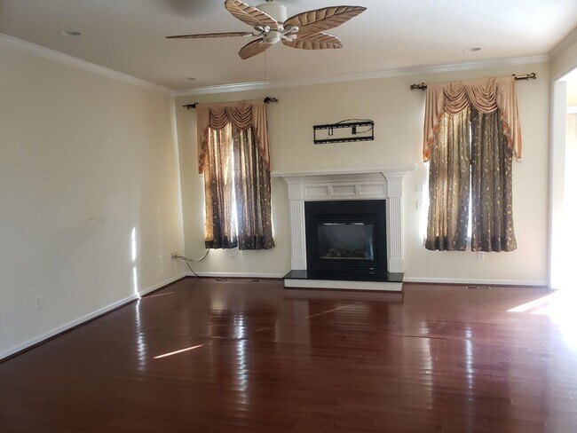 Building Photo - WOODBRIDGE POINTE