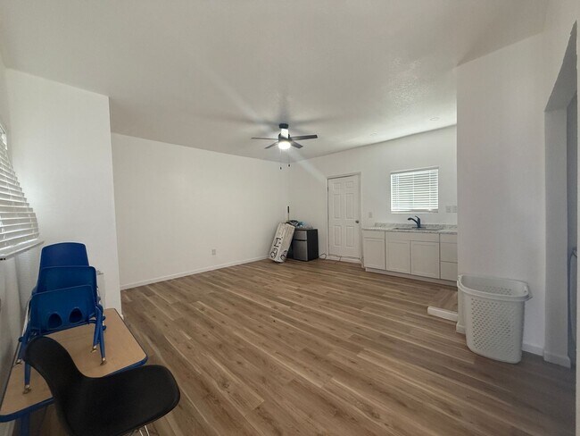 Building Photo - 3 bedrooms, 2-bathroom home with pool in Visalia, CA!