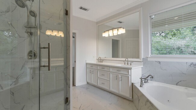 Building Photo - 14918 Plantation Oak Dr