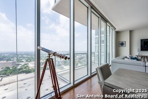 Building Photo - 610 E Market St