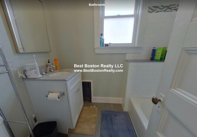 Building Photo - 26 Marathon St