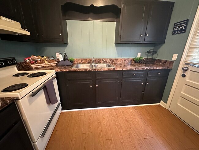 Building Photo - 100 Robbins Ave