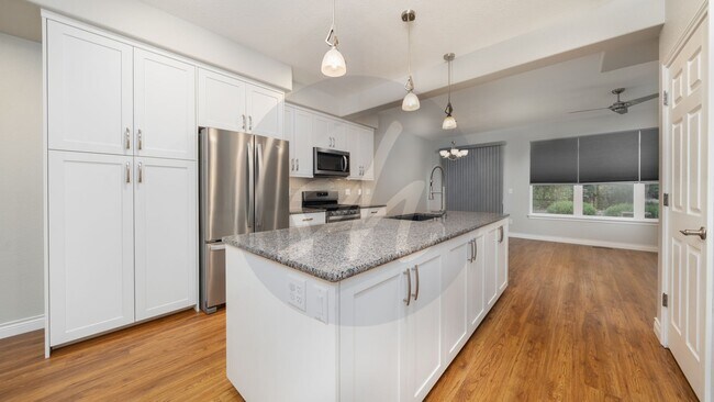 Building Photo - Modern Comfort and Functional Space