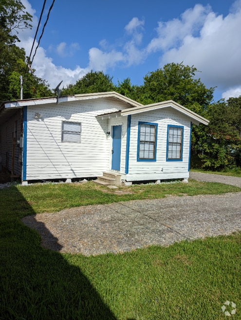 Building Photo - 711 Jane St
