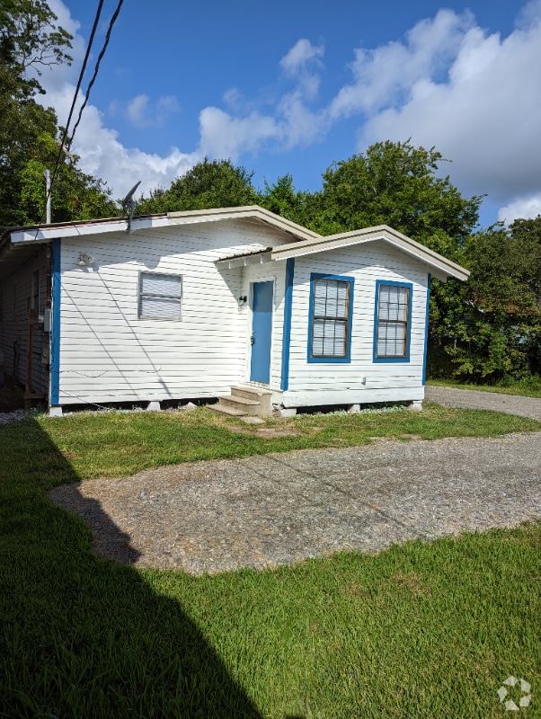Building Photo - 711 Jane St