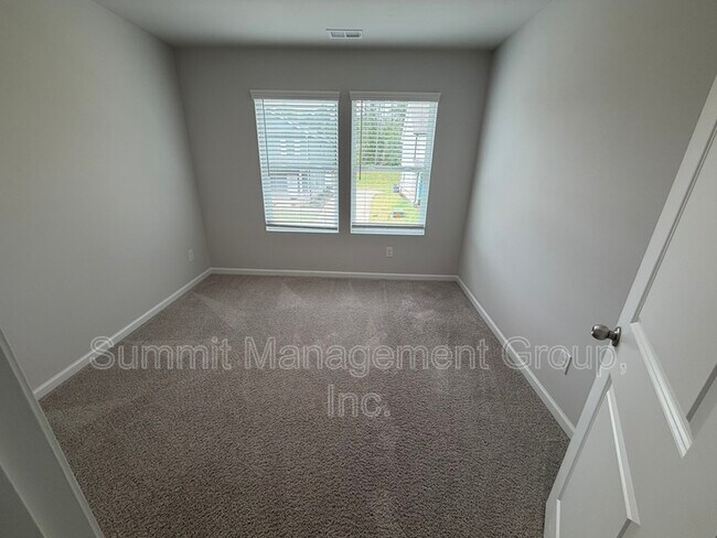 Building Photo - 160 Heard Ln