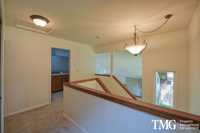 Building Photo - 3841 SE Madsen Ct