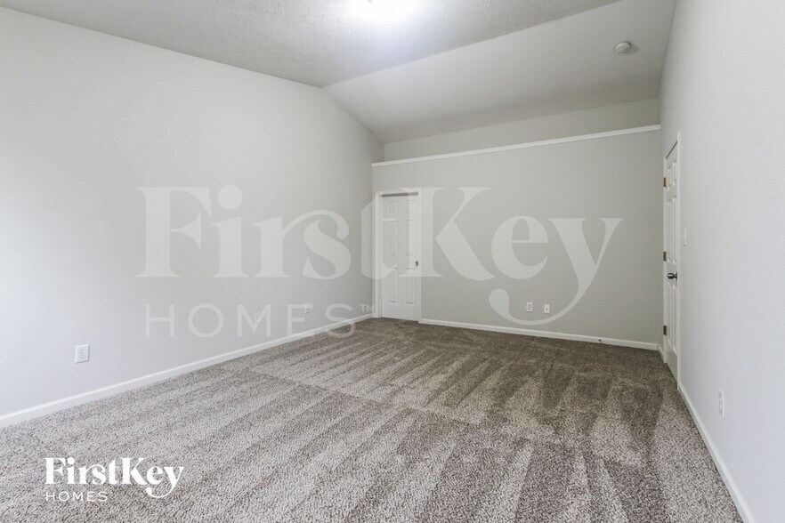 Building Photo - 6262 Saddletree Dr