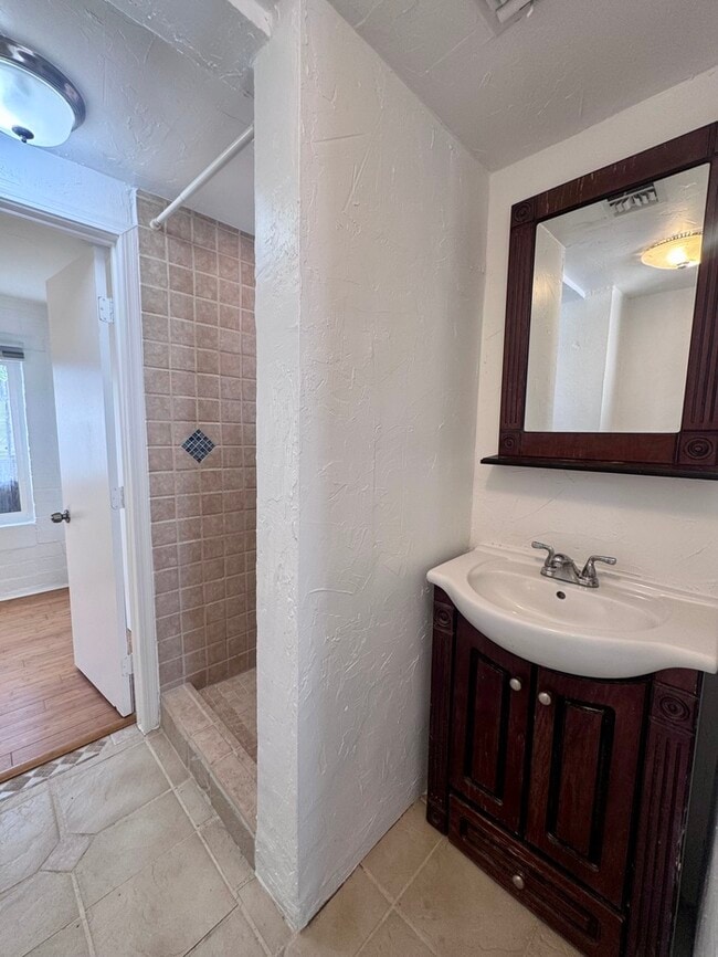 Building Photo - FOR RENT