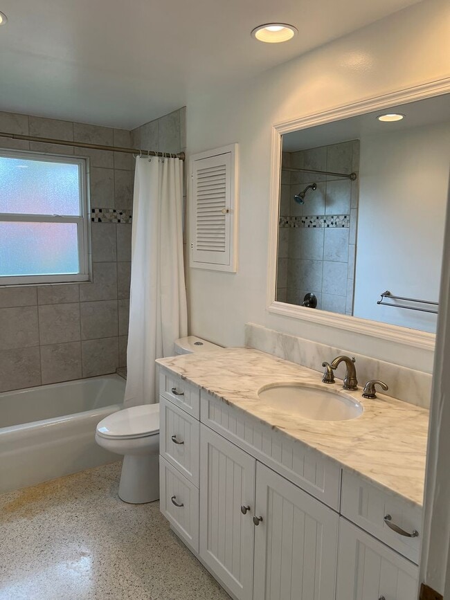 Building Photo - 2 Bedroom 2 Bath Single Family Home