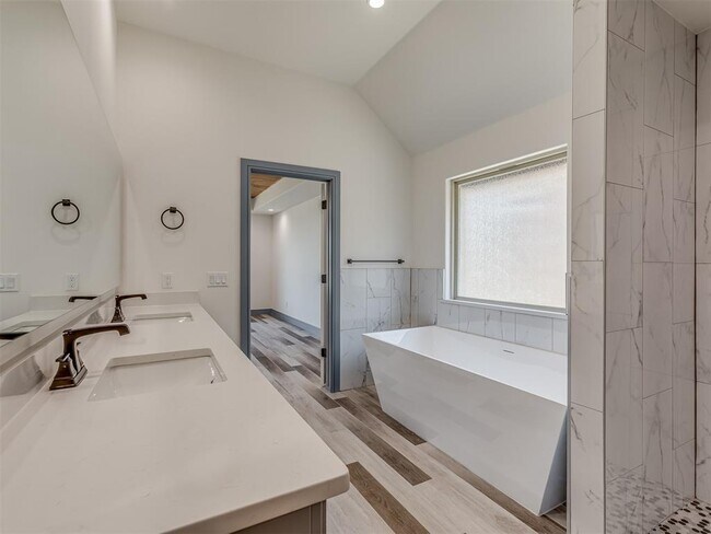 Building Photo - 9332 SW 33rd Pl