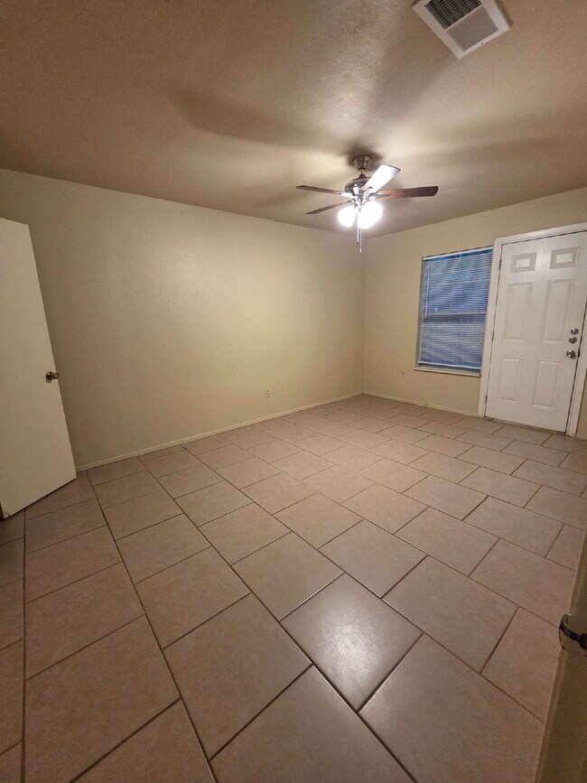 Building Photo - "Charming 2-Bed Sanctuary with Guest Suite in Weatherford – Your Cozy Retreat Awaits!"