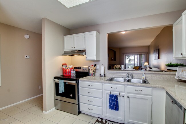Building Photo - 930 N Mesa Dr