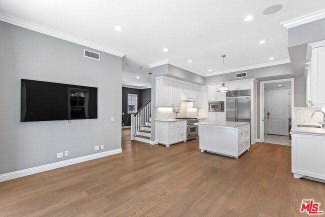 Building Photo - 1510 S Carmelina Ave