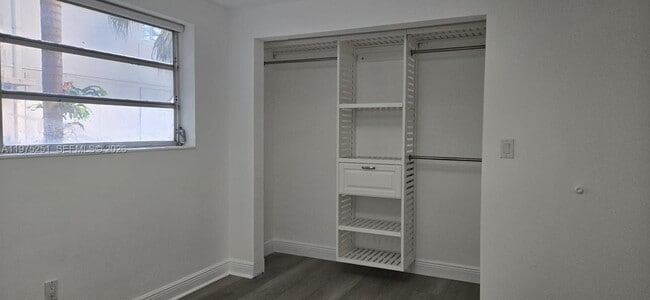 Building Photo - 10110 W Bay Harbor Dr