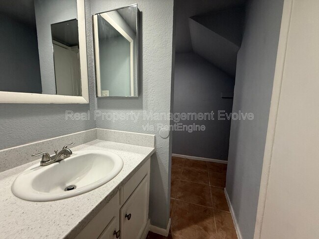 Building Photo - 3228 W Glendale Ave